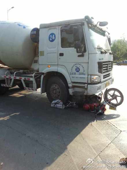 摩托車司機(jī)疑似遭到碾壓