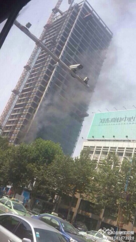 鄭州緯三路花園路附近一在建大樓火災圖片