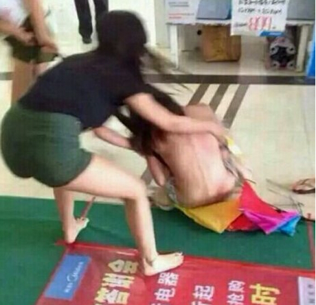 疑為小三女子被扒光群毆