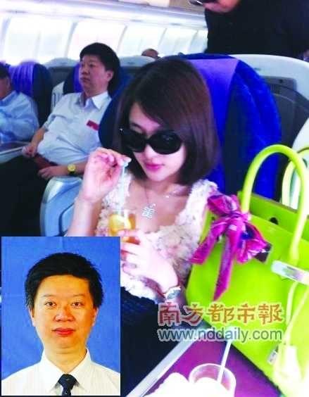 郭美美飛機上身后那位官人是張曉天