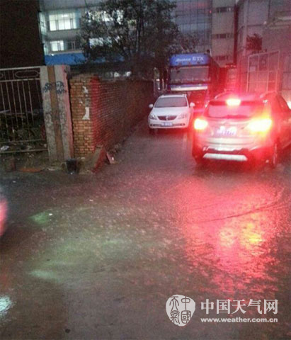 呼和浩特現短時強降水