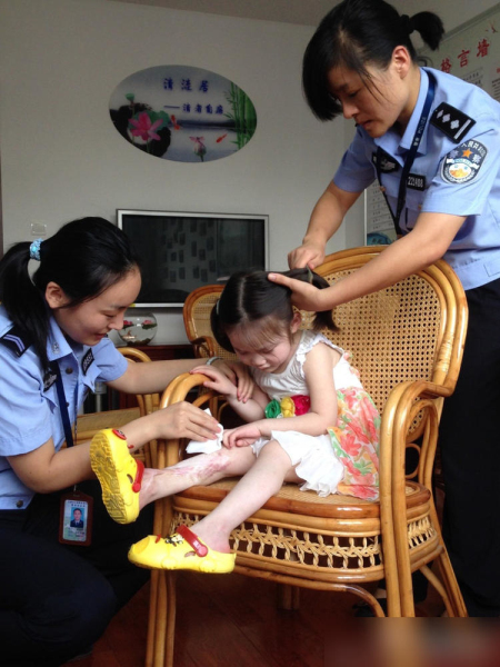 無(wú)錫少女被媽媽拋棄 和爸爸蝸居廢棄車庫(kù)