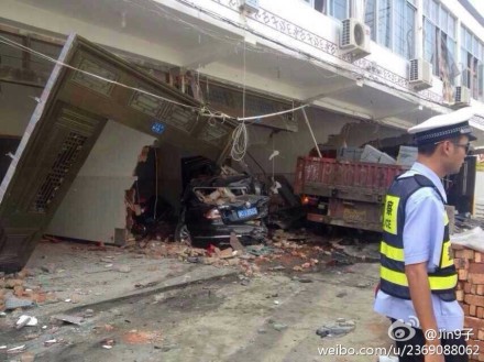 大貨車沖進民宅