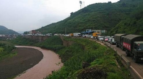 魯?shù)榭h疾控中心運送消毒藥品車輛被堵在途中