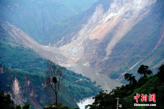 魯甸縣地震山體滑坡致牛欄江形成堰塞湖