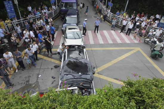 深圳街頭6車連撞像疊羅漢