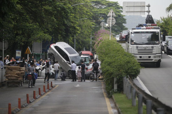 深圳街頭6車連撞像疊羅漢