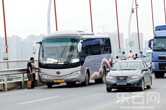 武漢長途客車遭劫持