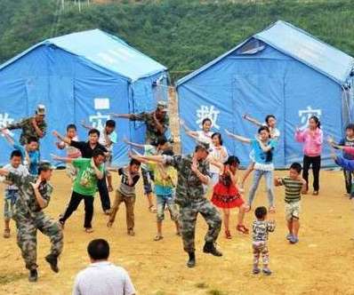 解放軍在教魯?shù)闉?zāi)區(qū)小朋友跳小蘋果