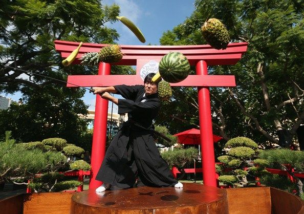 日本劍術(shù)高手町井勛表演快刀斬水果