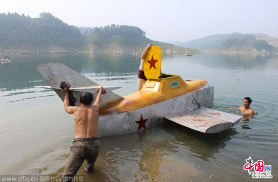 湖北農(nóng)民自制潛水艇
