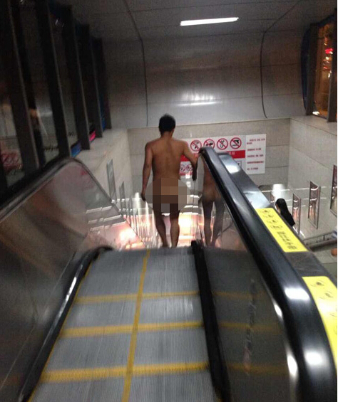 成都地鐵現裸奔男