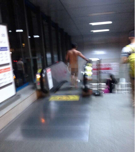 成都地鐵現裸奔男