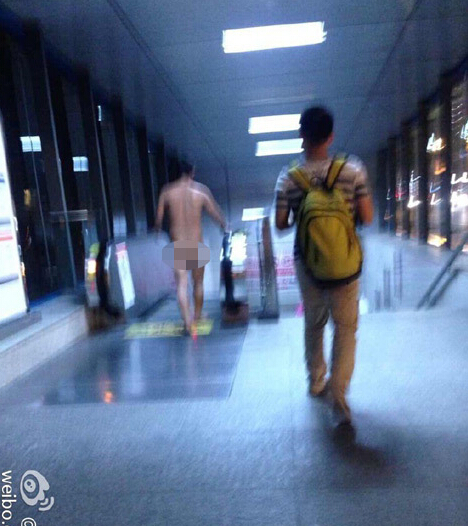 成都地鐵現裸奔男
