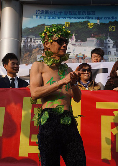 干露露鄧建國扮亞當和夏娃宣傳環保，兩人否認訂婚。