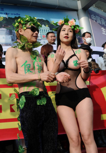 干露露鄧建國扮亞當和夏娃宣傳環保，兩人否認訂婚。