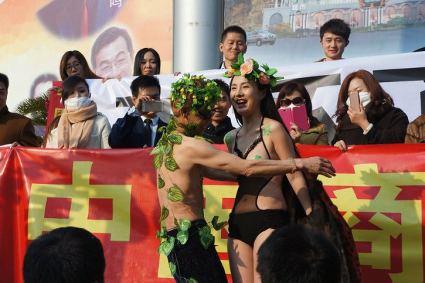 干露露鄧建國扮亞當和夏娃宣傳環保