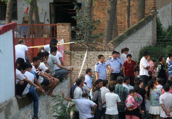 河南開封一家四口被殺 村民圍觀兇案現場