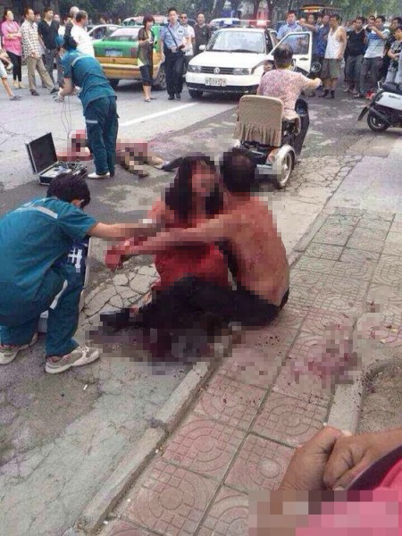 男子疑妻出軌當街砍人現場