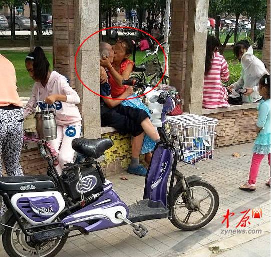 老漢與中年女子街頭激吻
