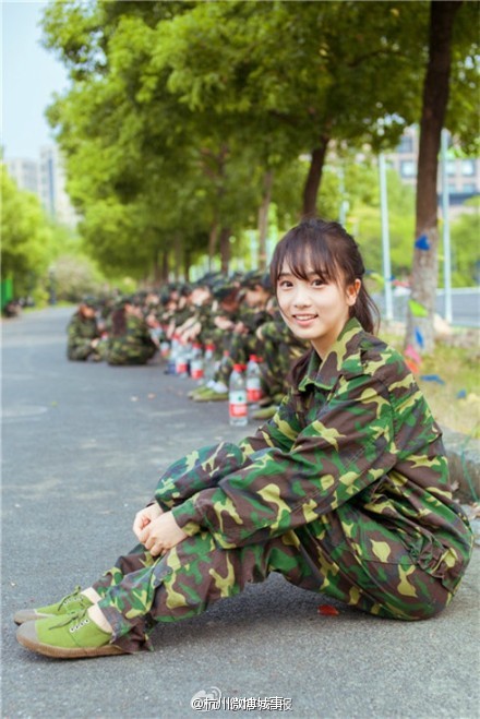 浙大軍訓(xùn)女神JOYIN清純照曝光