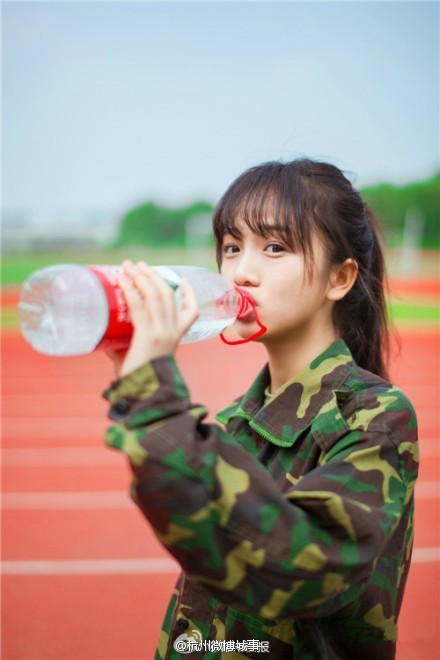 浙大軍訓(xùn)女神JOYIN清純照曝光