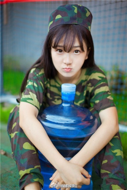 浙大軍訓(xùn)女神JOYIN清純照曝光
