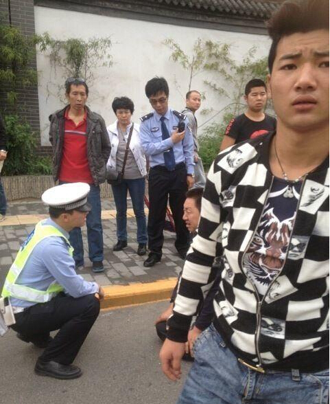 殘疾摩的司機向交警下跪求情