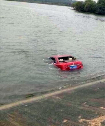 夫妻暴雨開車沖入水庫身亡