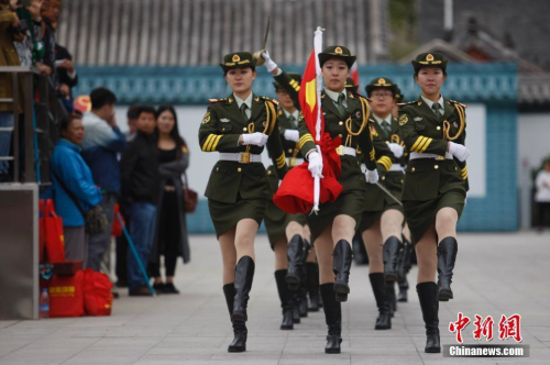 高校女生國旗護衛隊舉行閱兵