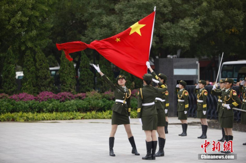 高校女生國旗護衛隊舉行閱兵