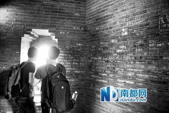景區5萬陶瓷小人被拔光 墻上被刻滿字