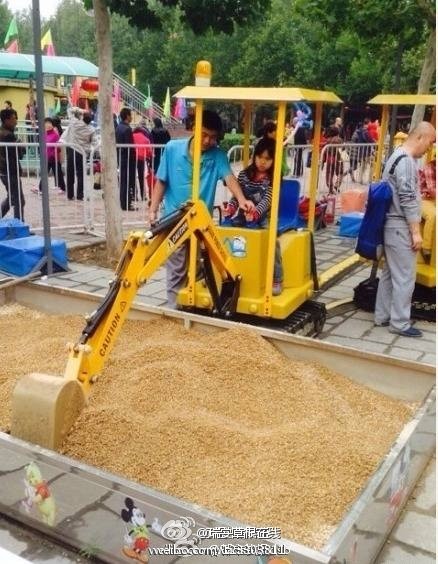 兒童玩挖掘機(jī)照片