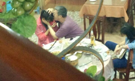 美術(shù)學(xué)院副教授強吻女學(xué)生