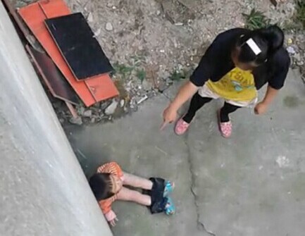 網曝女子打小孩用木條瘋狂抽打