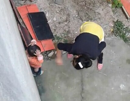 網曝女子打小孩用木條瘋狂抽打