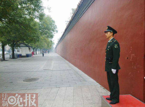 紅墻有人看守