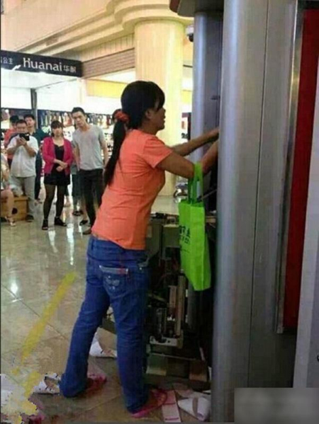 女子徒手拆毀atm機(jī)