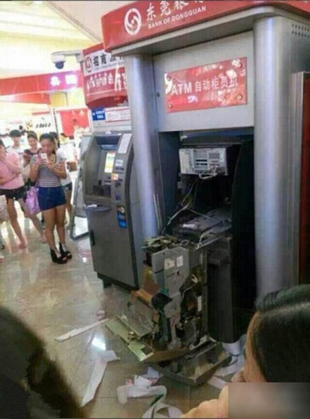 女子徒手拆毀atm機(jī)