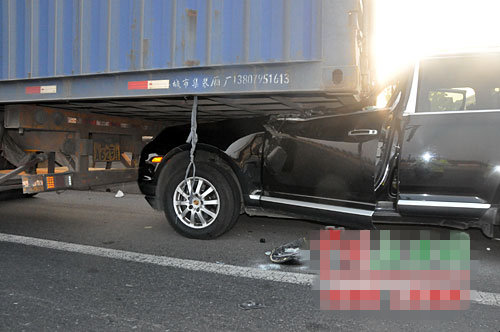 卡宴追尾大貨車被拖行數公里