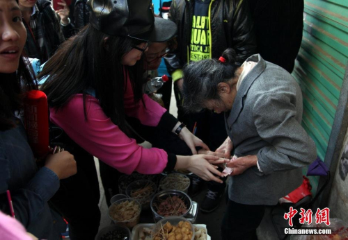 一毛奶奶賣(mài)小吃20年不漲價(jià)