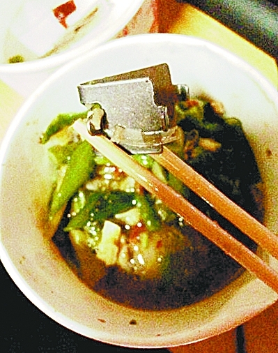 飯菜內現鐵鎖