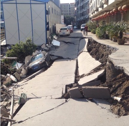 樂清市樂成街道雙雁路路基坍塌事故現場圖片