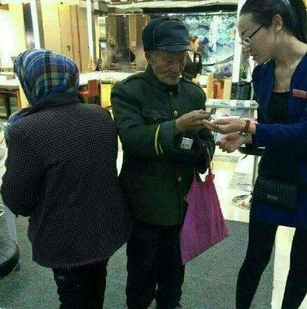 拾荒老人為老伴買鉆戒