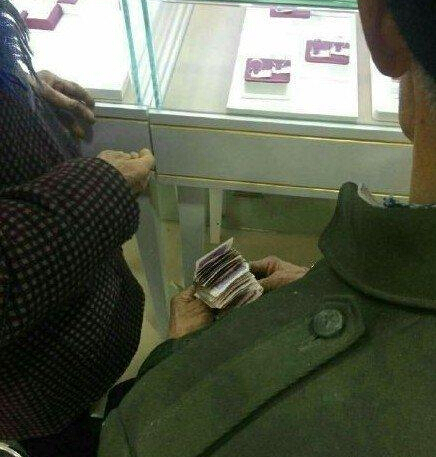 拾荒老人為老伴買鉆戒