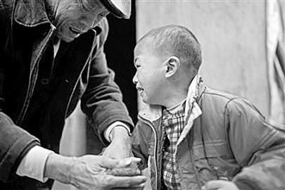 村民聯(lián)名驅(qū)逐艾滋男童坤坤