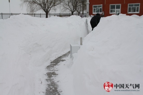 黑龍江撫遠暴雪積雪深度達1米