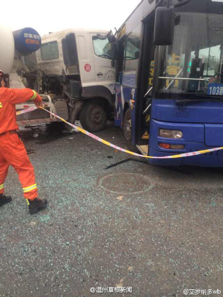甌海大道路口發(fā)生車禍