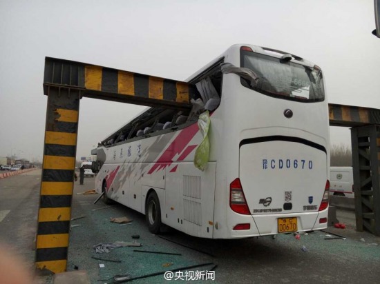 天津大巴撞上限高桿