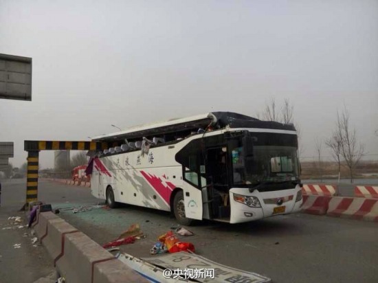 天津大巴撞上限高桿